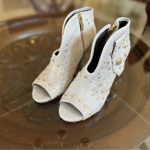 Vince Camuto rhinestone leather sand color size 6 1/2 open toe women’s boots.